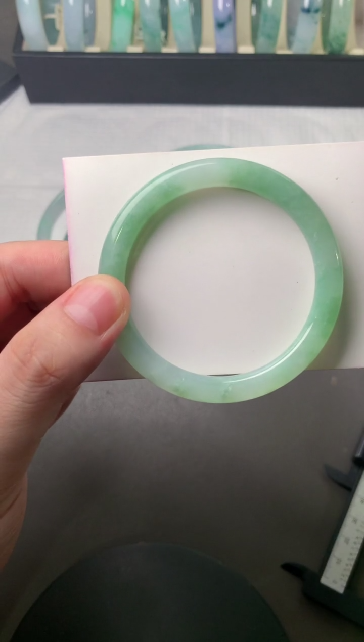 翡翠手镯（圆镯）未镶嵌53.8*7.2*7.5