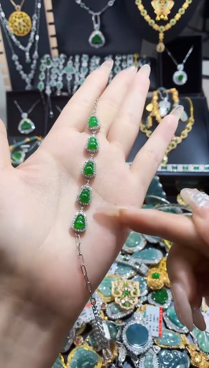 翡翠未镶嵌吊坠(赠链)天然翡翠a货 多样性发其一