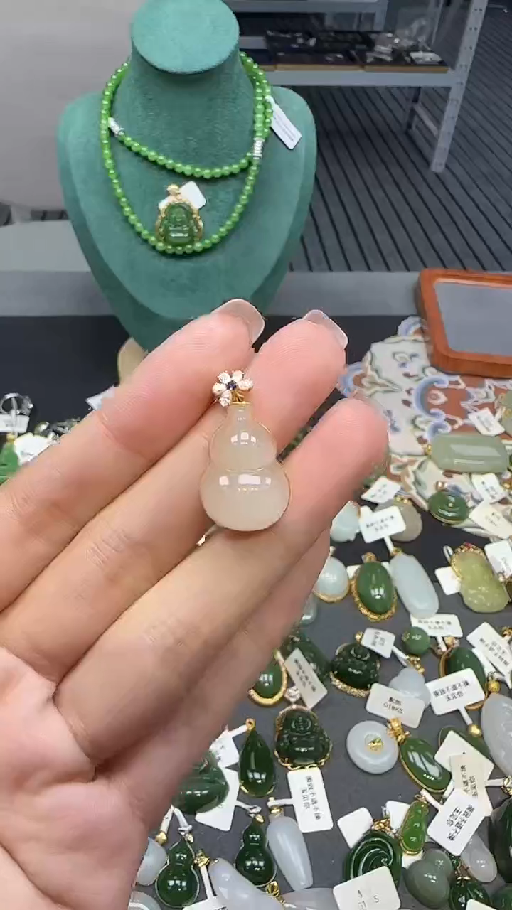 18K金镶嵌和田玉挂件1