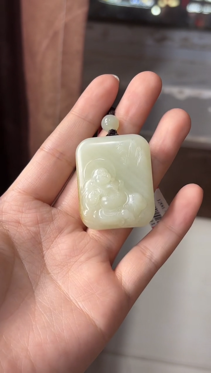 【闪购商品】和田玉吊坠(赠链)未镶嵌且末微色差迪克兰吊坠