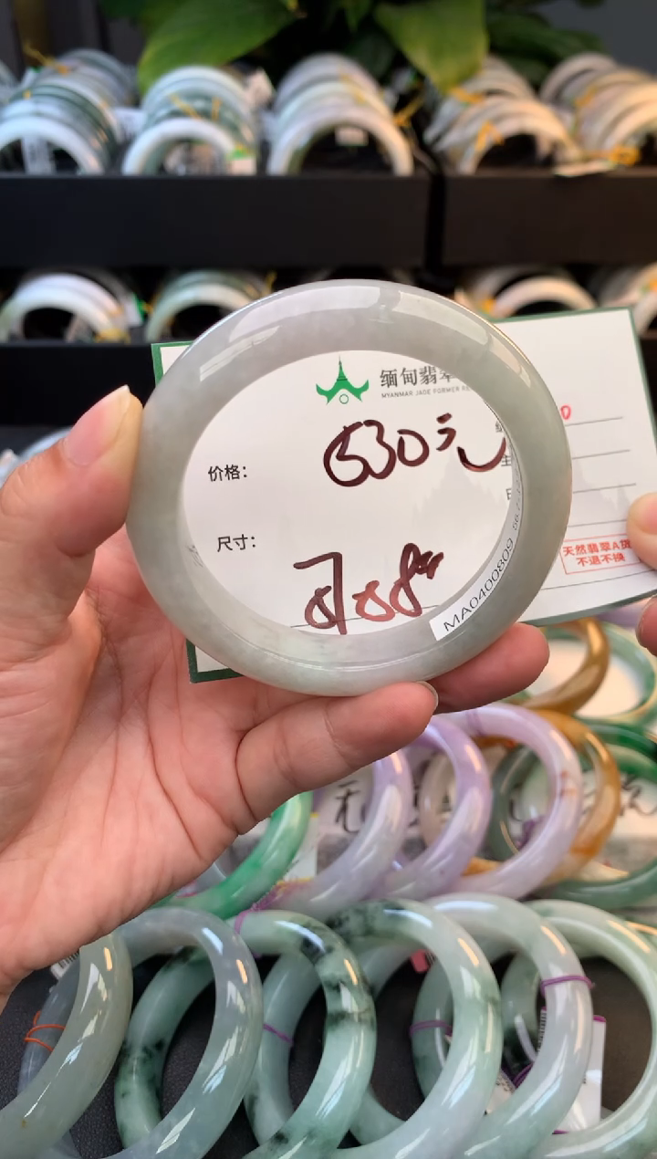 未镶嵌定制翡翠毛货需精细抛光+多人