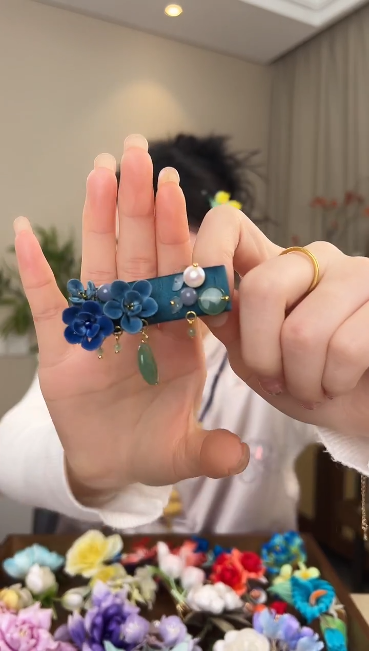 刺绣?**?蓝色缠花边夹