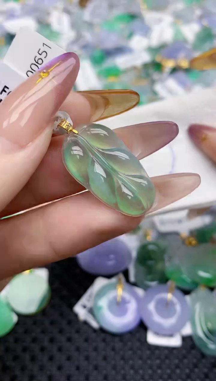 翡翠18K金镶嵌颈饰   4天然翡翠A货  百元以上9米证书费自理