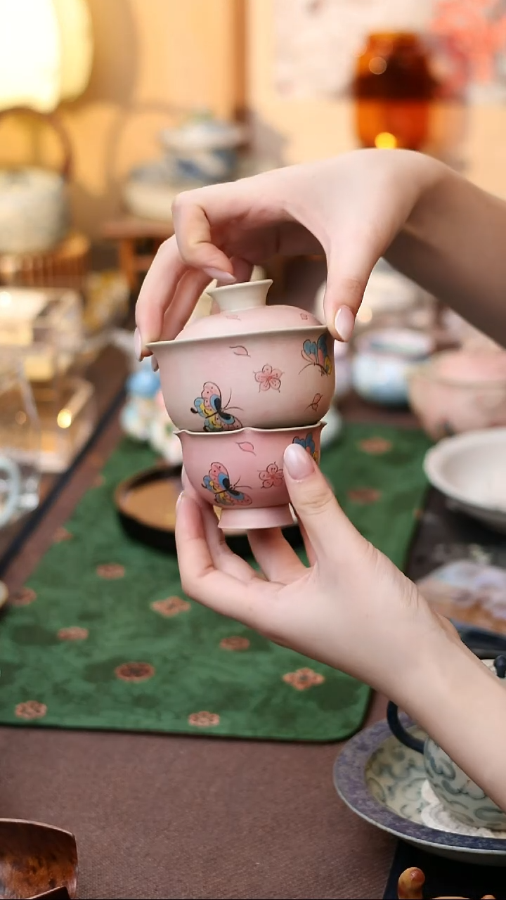 手绘蝶绕粉黛盖碗加杯