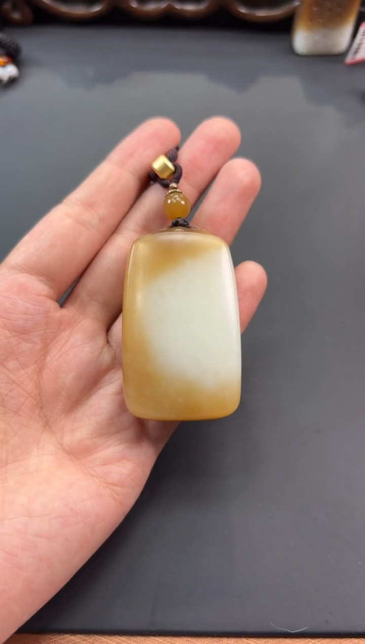 【闪购商品】和田玉吊坠(赠链)未镶嵌且末金山微色差吊坠