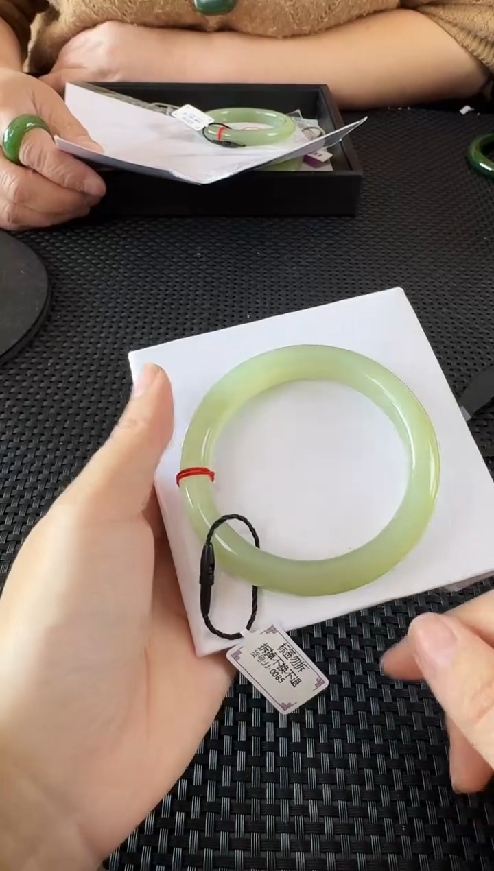 【闪购商品】和田玉手镯未镶嵌约55.1MM湖水绿