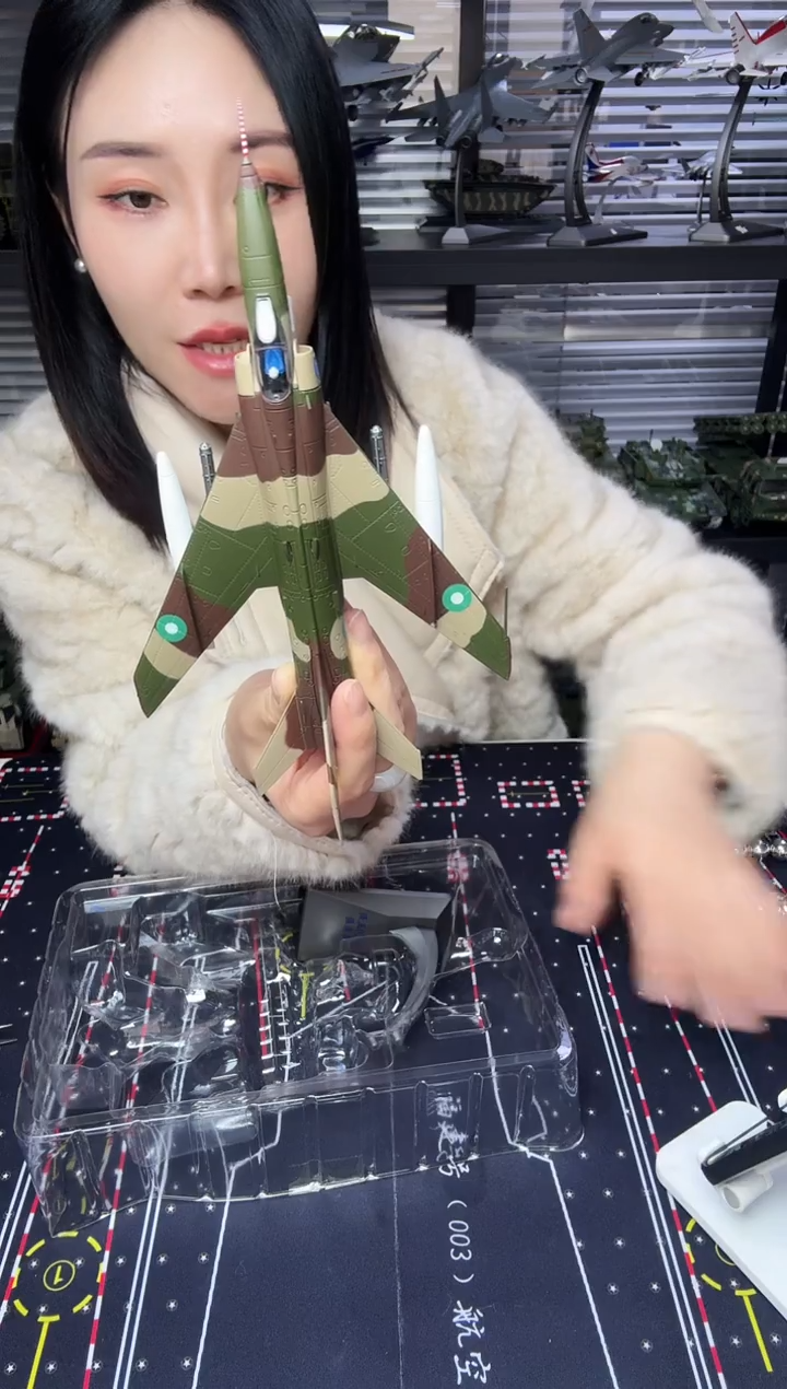 巴铁强五1/72微瑕疵