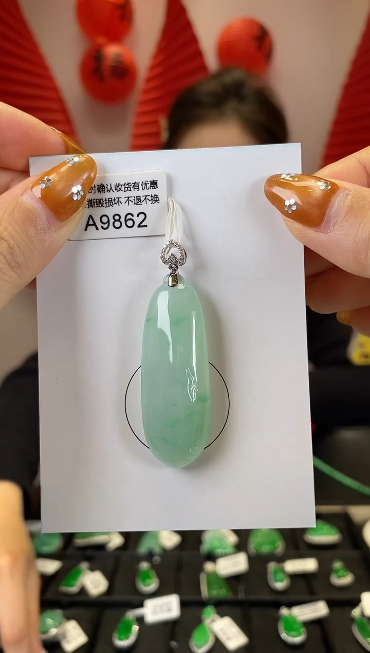 【闪购商品】翡翠颈饰18K金镶嵌A9862 福瓜 含运营费
