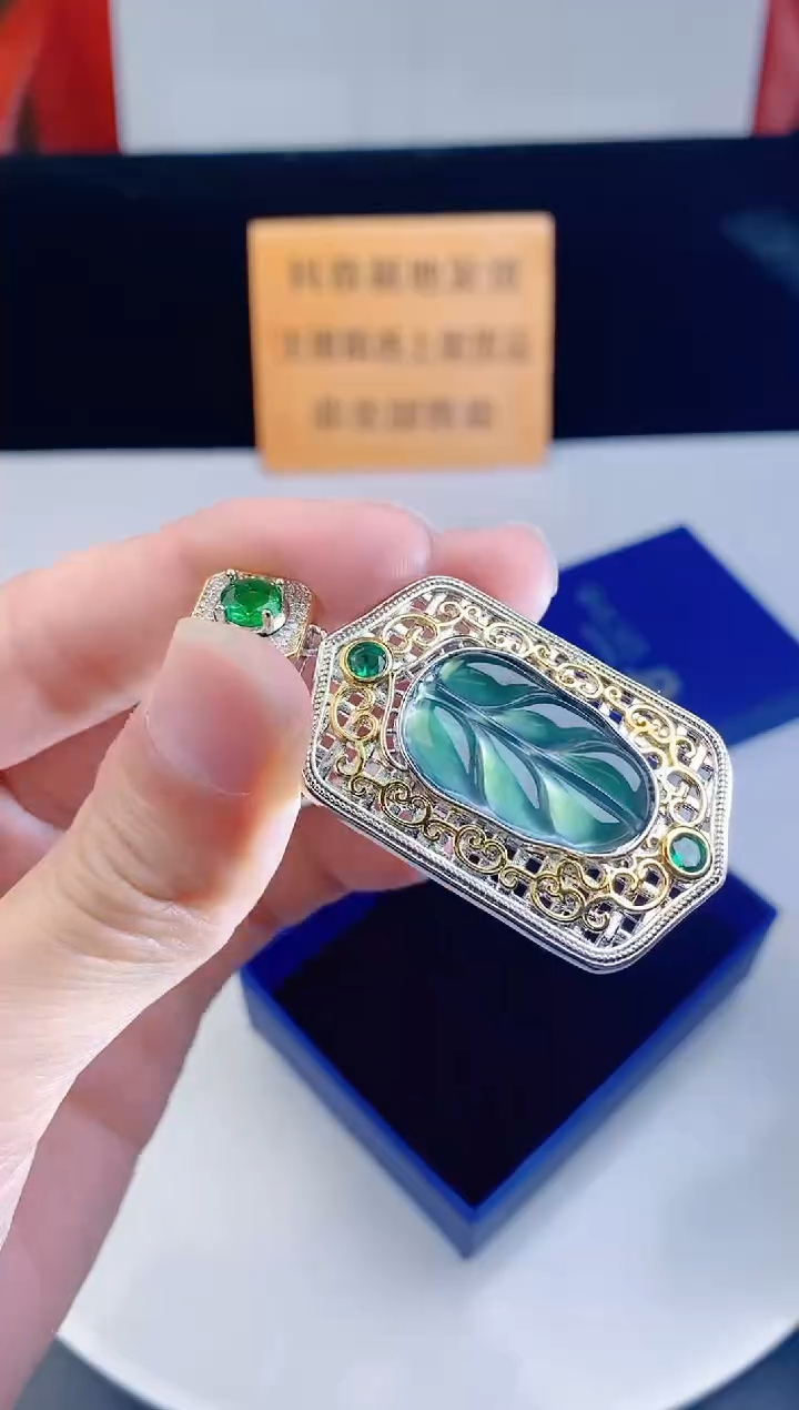 颈饰未镶嵌翡翠  