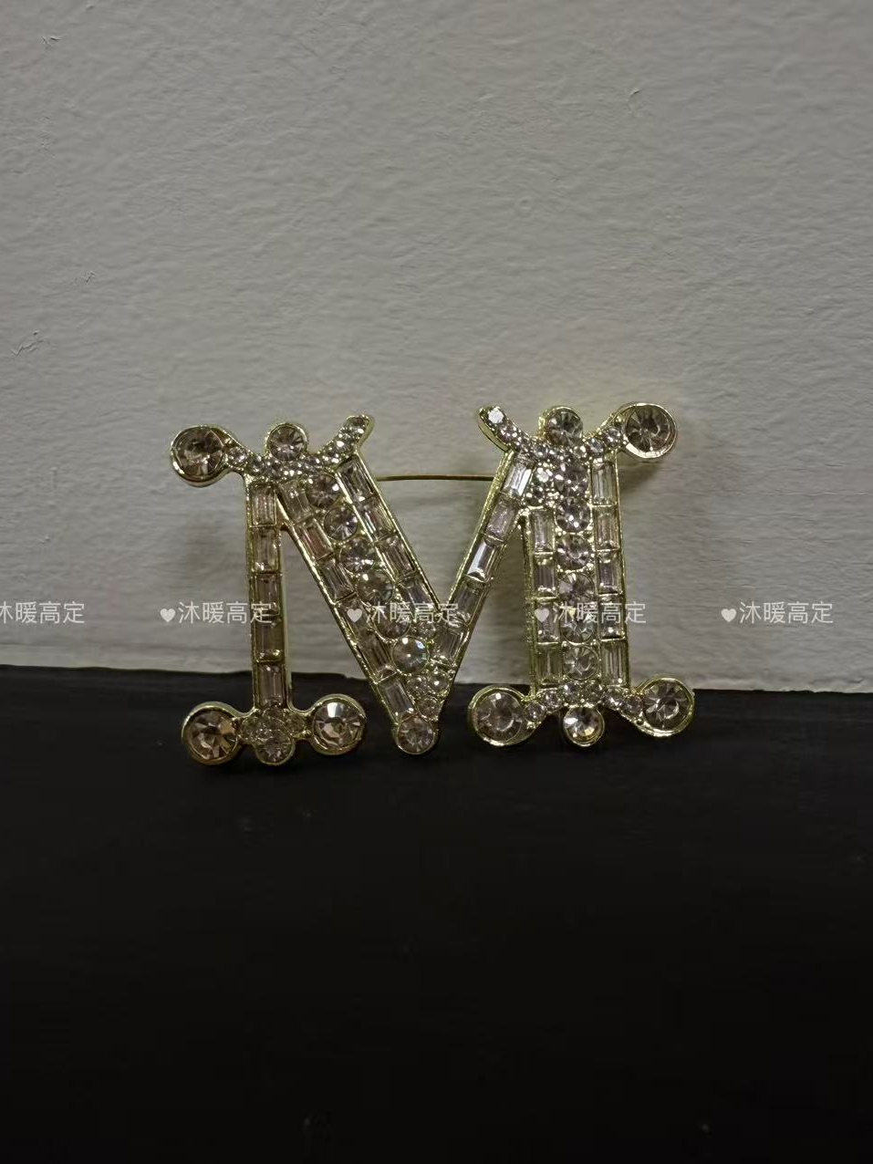 合金胸针 高端时尚M家大衣轻奢设计感满钻字母小熊超闪经典饰品