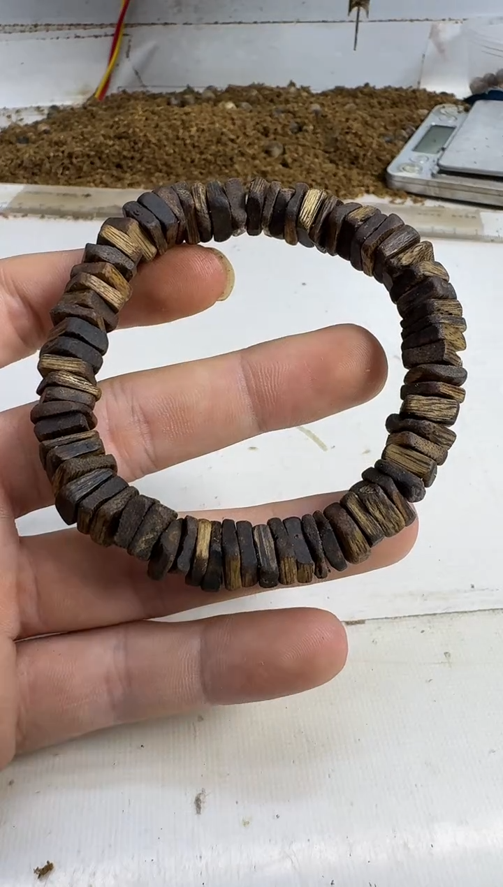 沉香手串乌身单圈板块珠9克