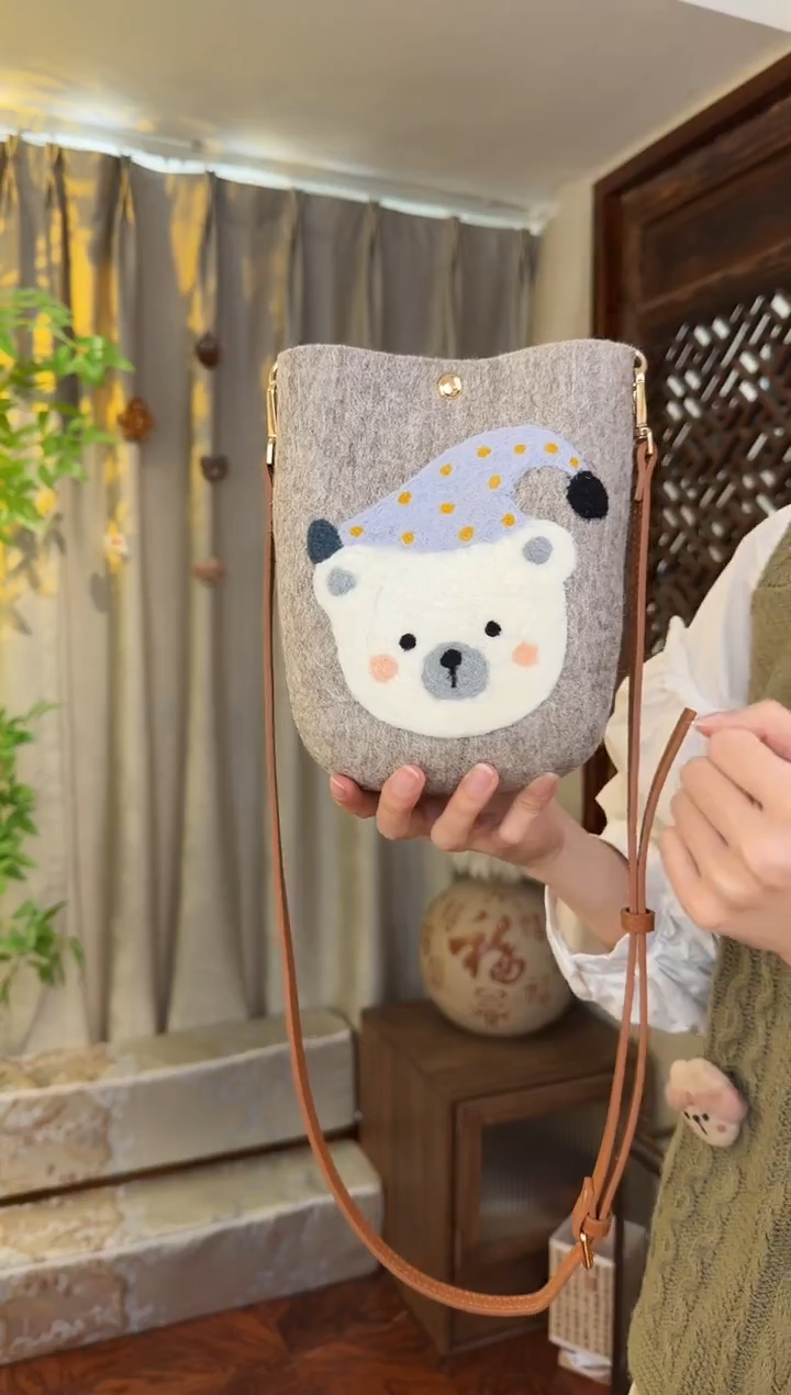 羊毛非遗羊毛毡包 手机包灰小熊