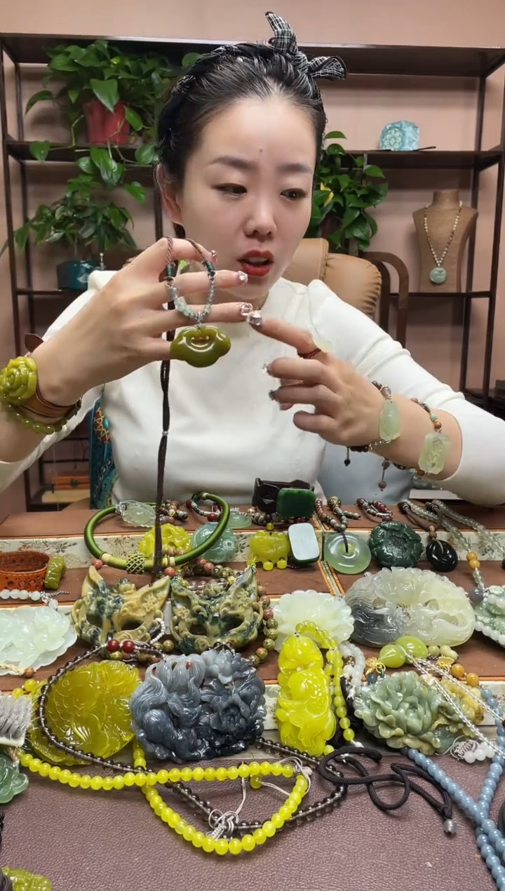 未镶嵌岫玉吊坠多样性发货发其中之一