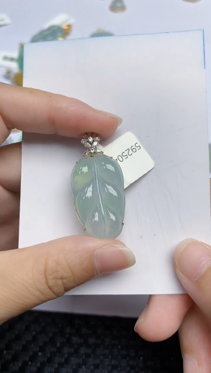翡翠18K金镶嵌颈饰天然翡翠A货