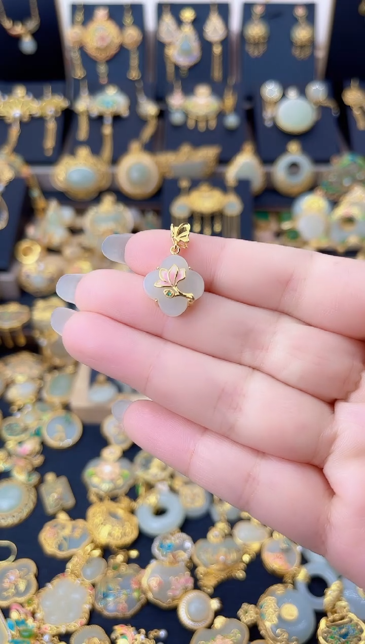 颈饰银S925镀金镶嵌和田玉蝶恋花四叶草吊坠