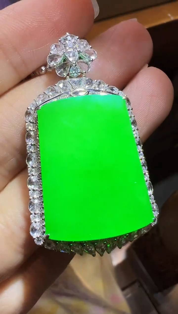 颈饰18K金镶嵌翡翠无事牌