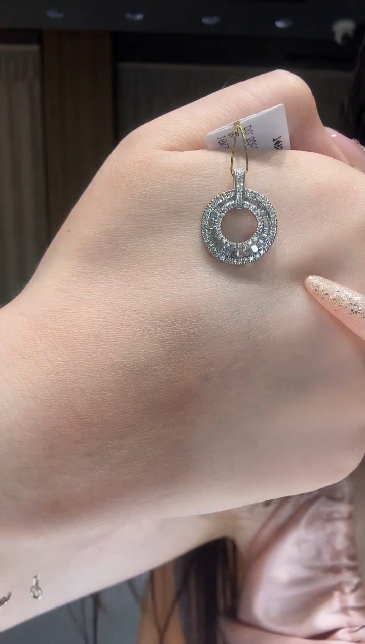 吊坠（不含链）18K金镶嵌钻石甜甜圈