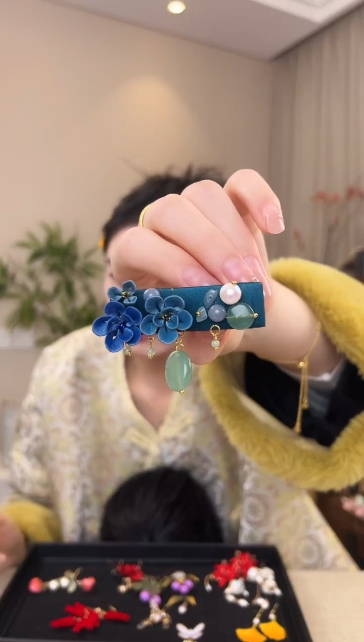 刺绣蓝色缠花边夹