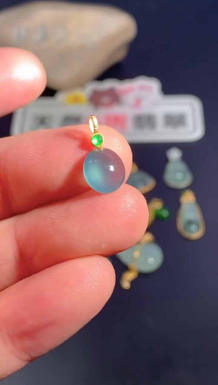 颈饰18K金镶嵌翡翠   