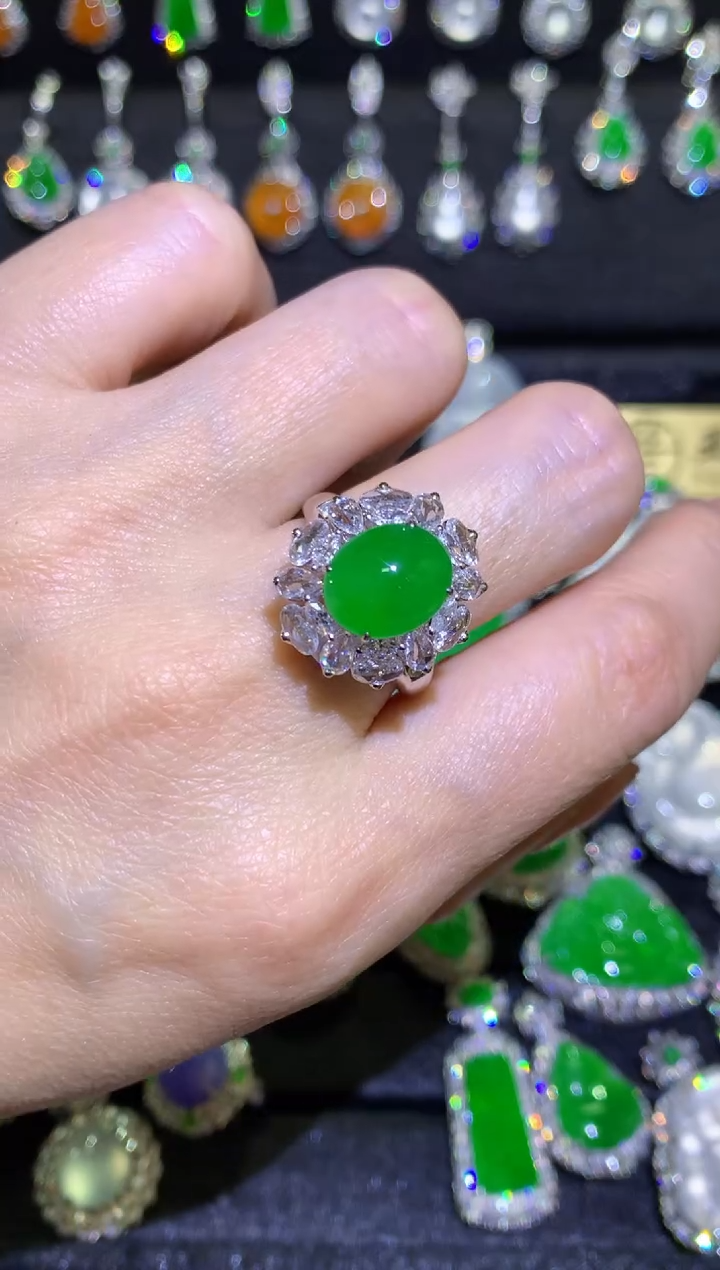 【闪购商品】翡翠戒指18K金镶嵌高冰满绿阳绿蛋面