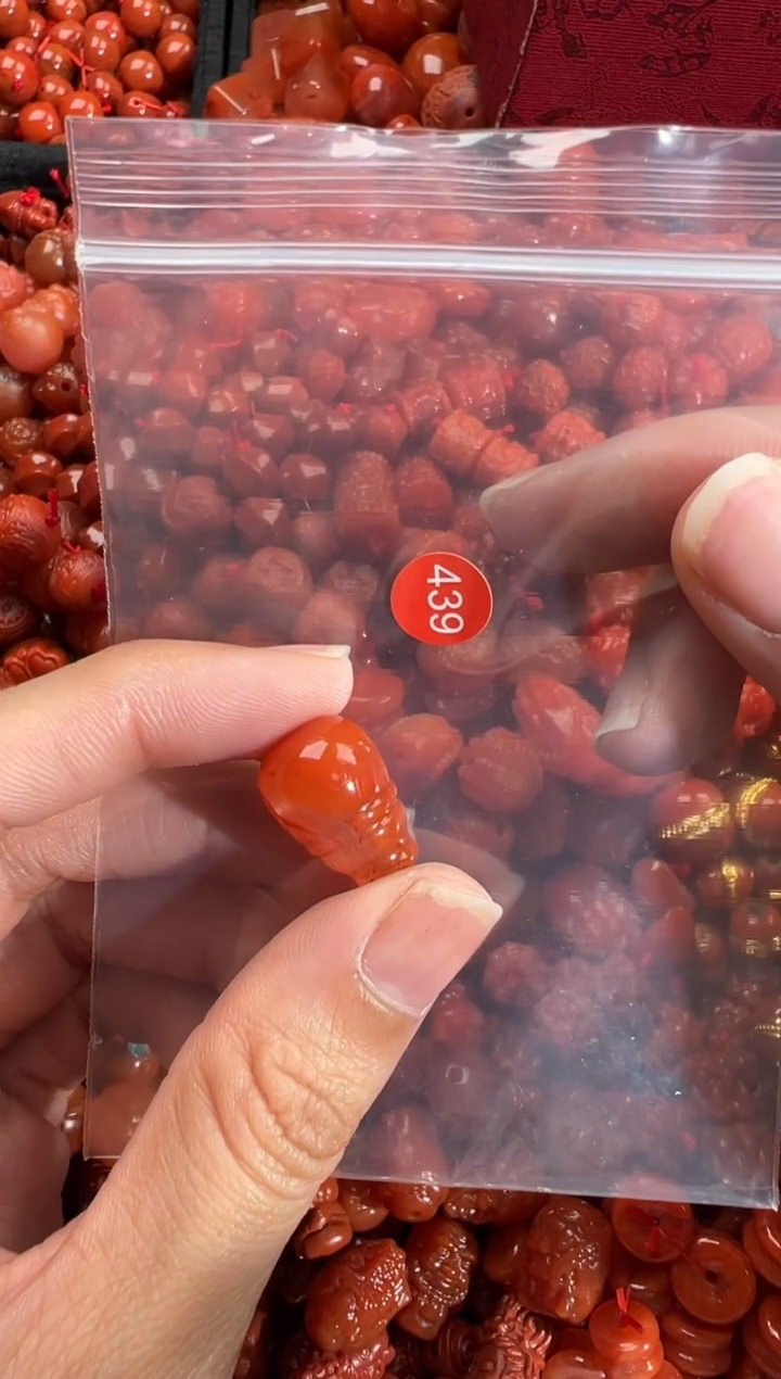 南红玛瑙未镶嵌颈饰1