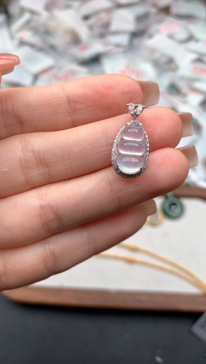 18K金镶嵌挂件翡翠一