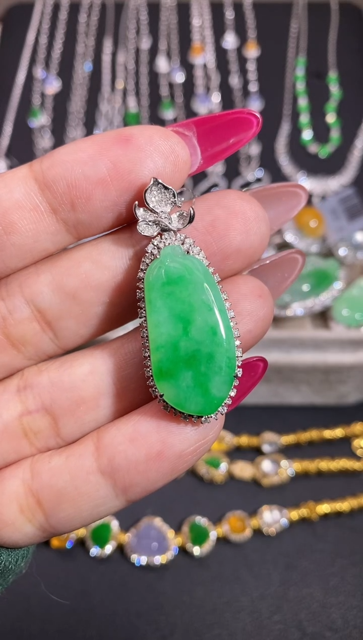 颈饰18K金镶嵌翡翠吊坠