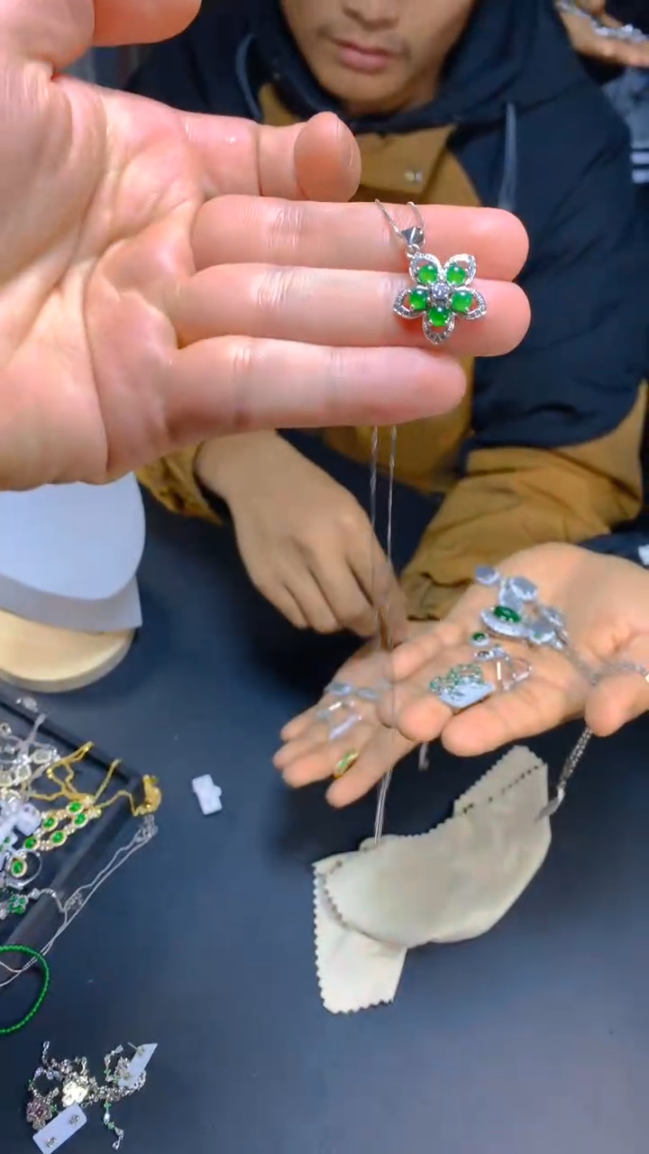 【闪购商品】翡翠吊坠(赠链)未镶嵌0917514456多样性发一