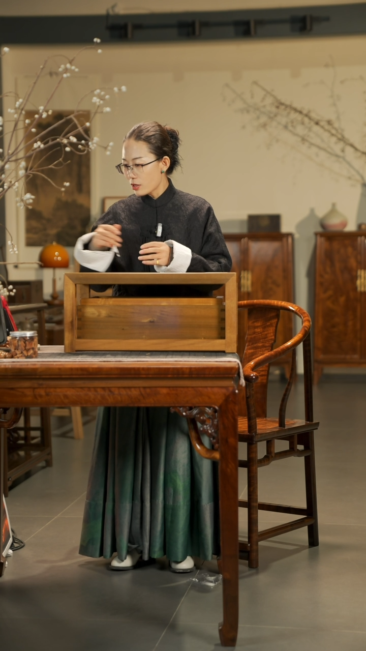 【闪购商品】金丝楠木雕龙胆纹收纳茶桌