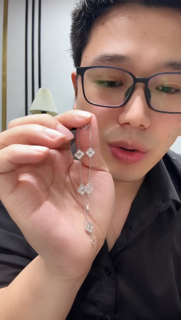 18K金镶嵌手链钻石小六花手链