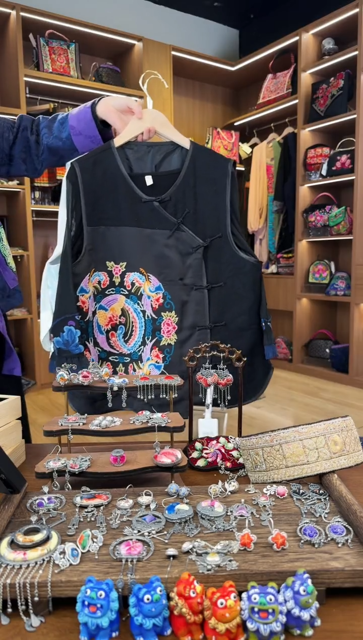 【闪购商品】织绣L582黔东南苗族刺绣-马甲