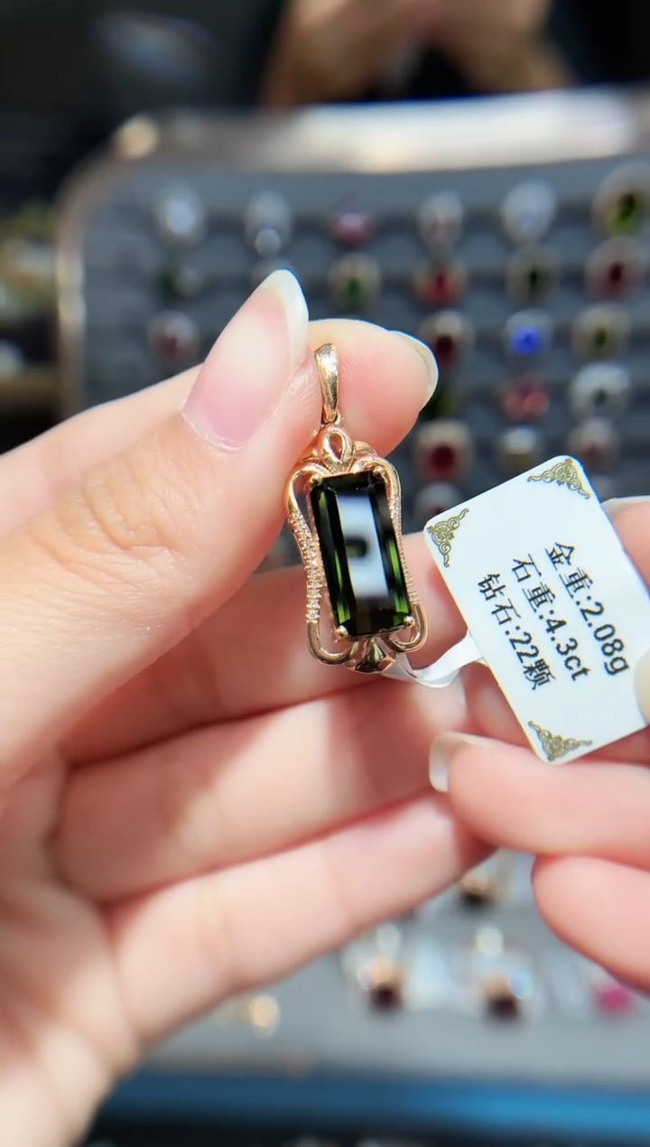 颈饰18K金镶嵌碧玺4.3..