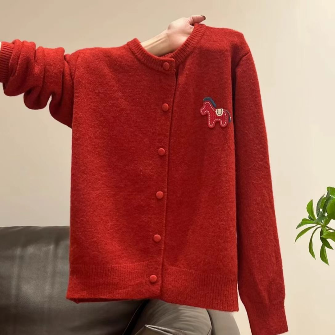 【大码】圆领小马刺绣针织开衫女冬季红色纽扣减龄显瘦上衣1518