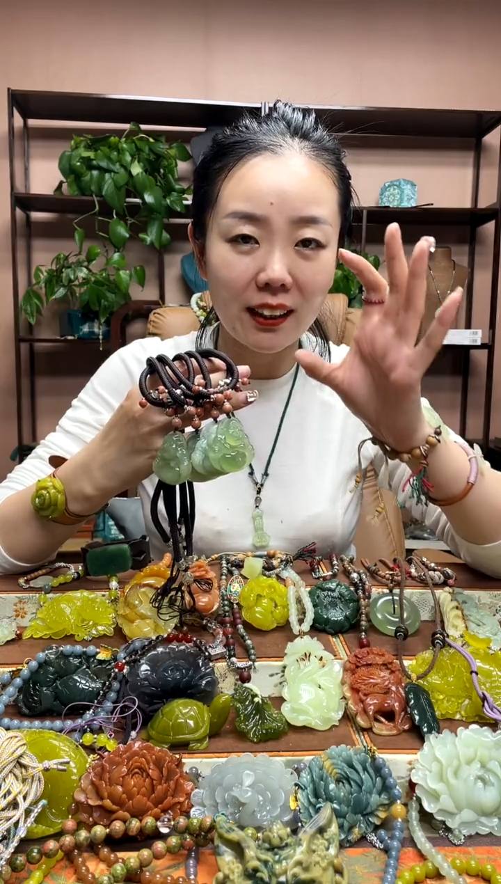 未镶嵌岫玉颈饰多样性发货发其中之一