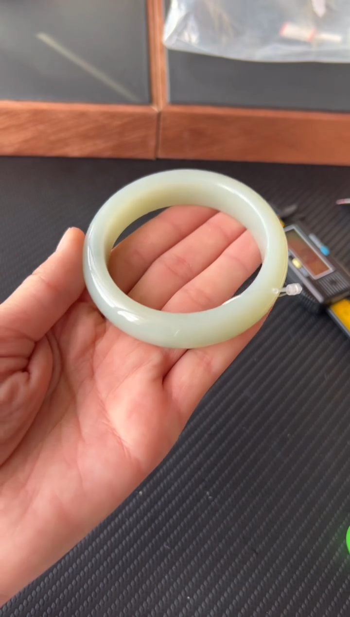 【闪购商品】和田玉手镯未镶嵌且末微色差58