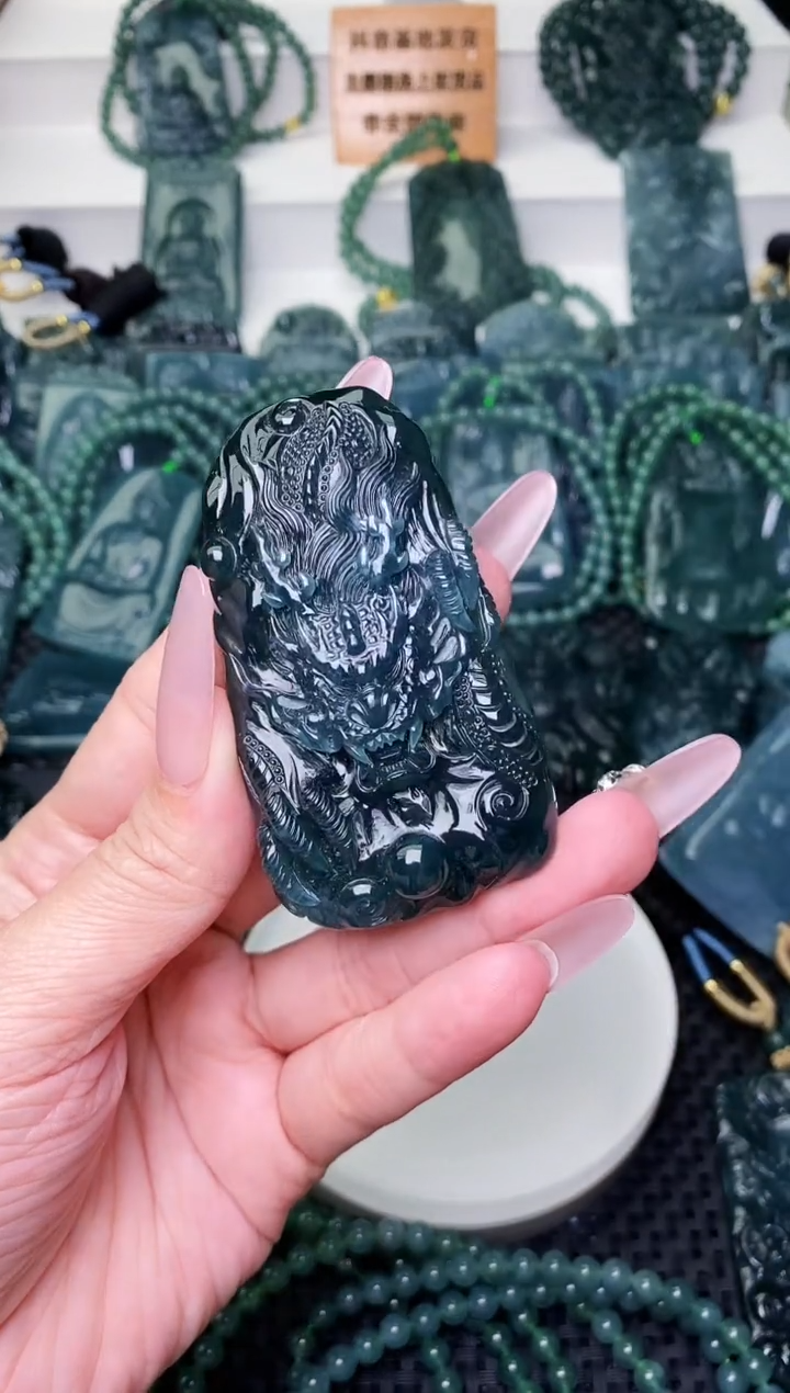 颈饰未镶嵌翡翠 