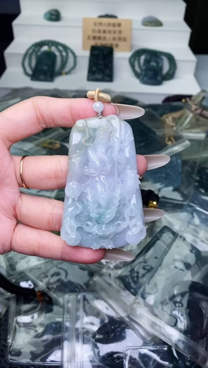 颈饰未镶嵌翡翠 