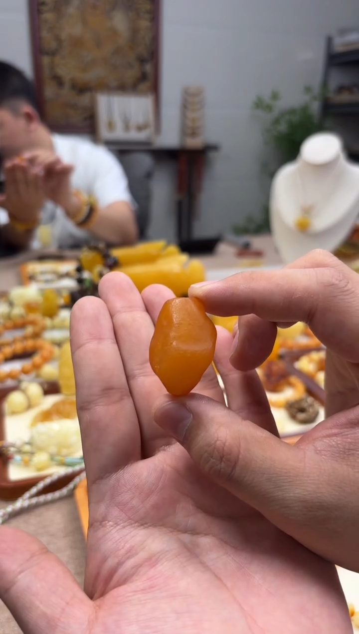 【闪购商品】蜜蜡裸石未镶嵌原石6.3g