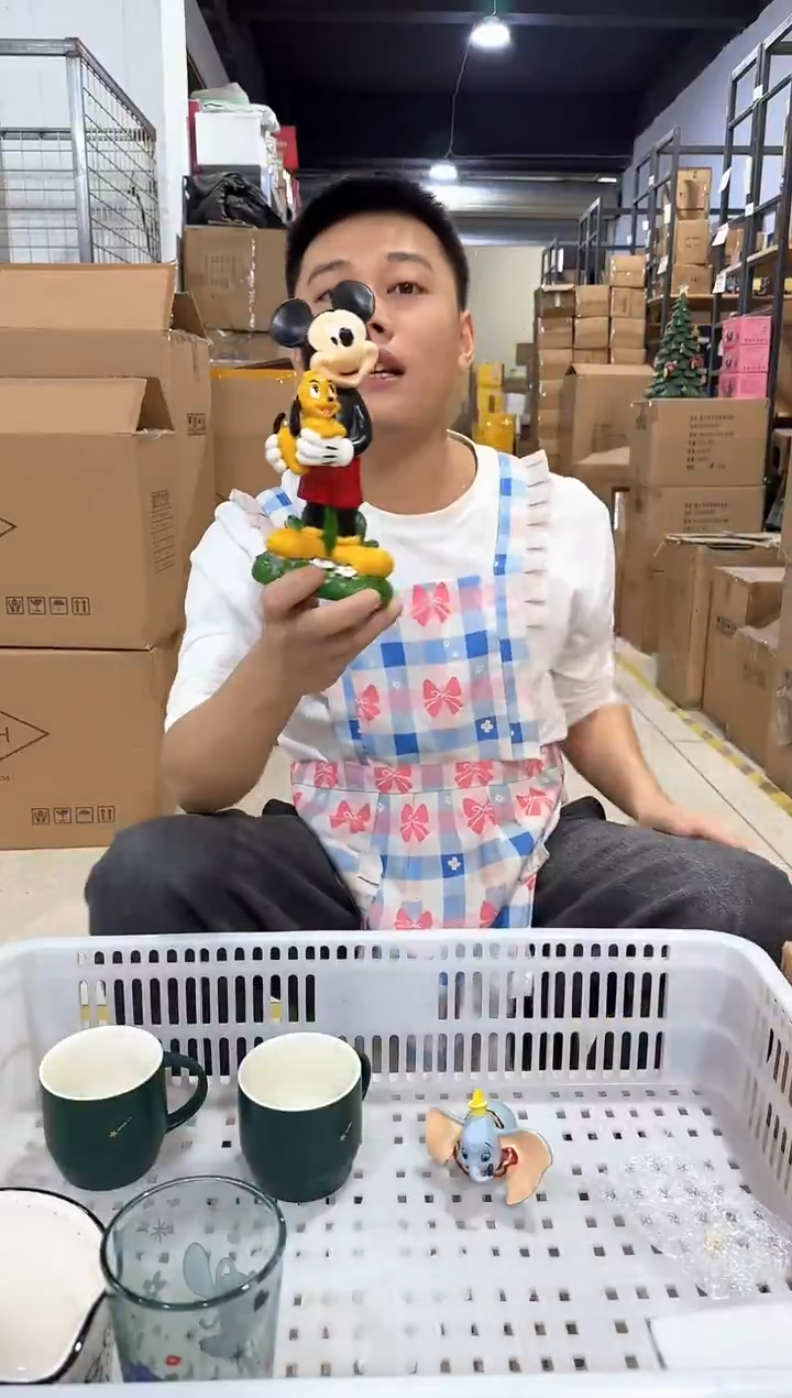 瓷片米奇抱布鲁托摆件