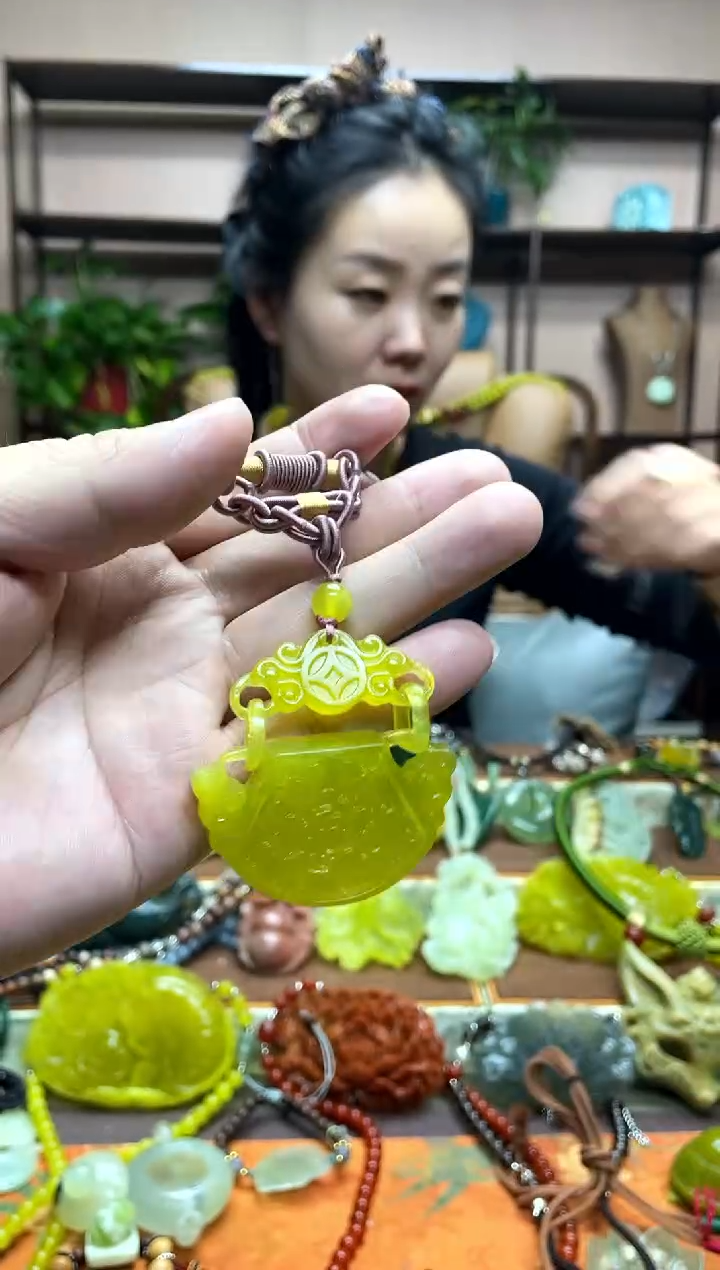 未镶嵌岫玉吊坠·