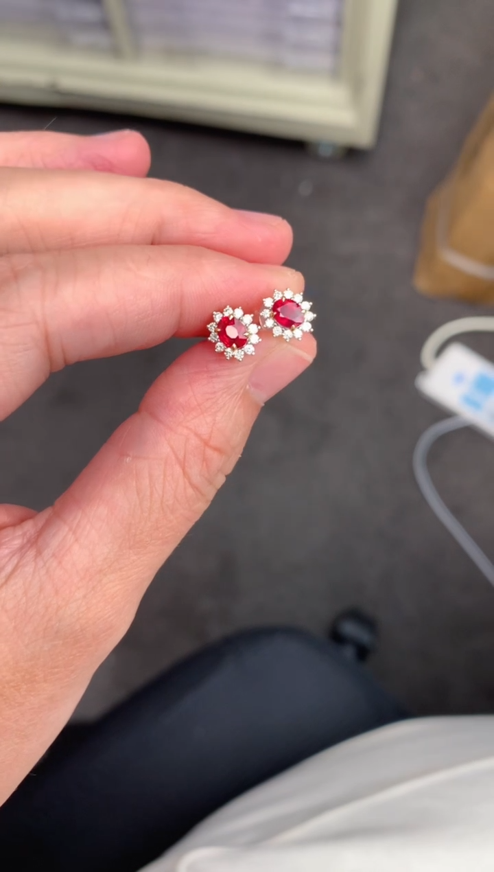 【闪购商品】红宝石耳饰18K金镶嵌85分鸽血红耳钉