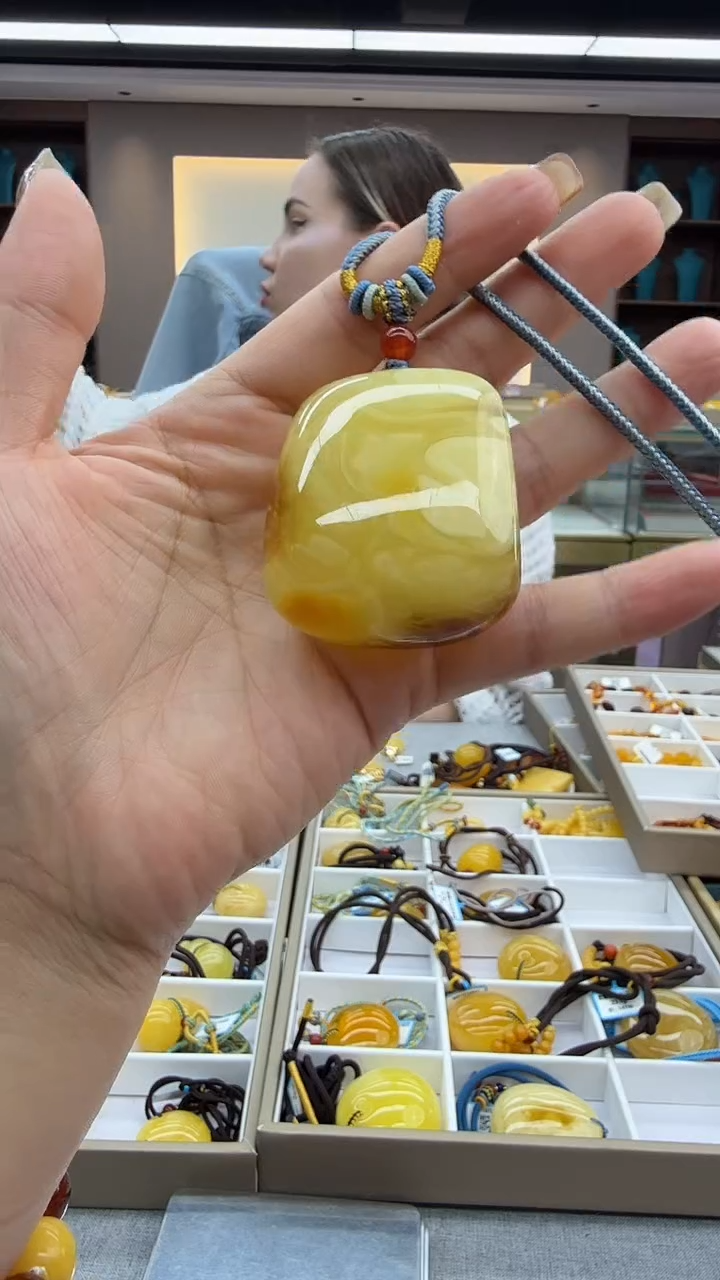 琥珀颈饰未镶嵌133秒拍号 假一罚三 