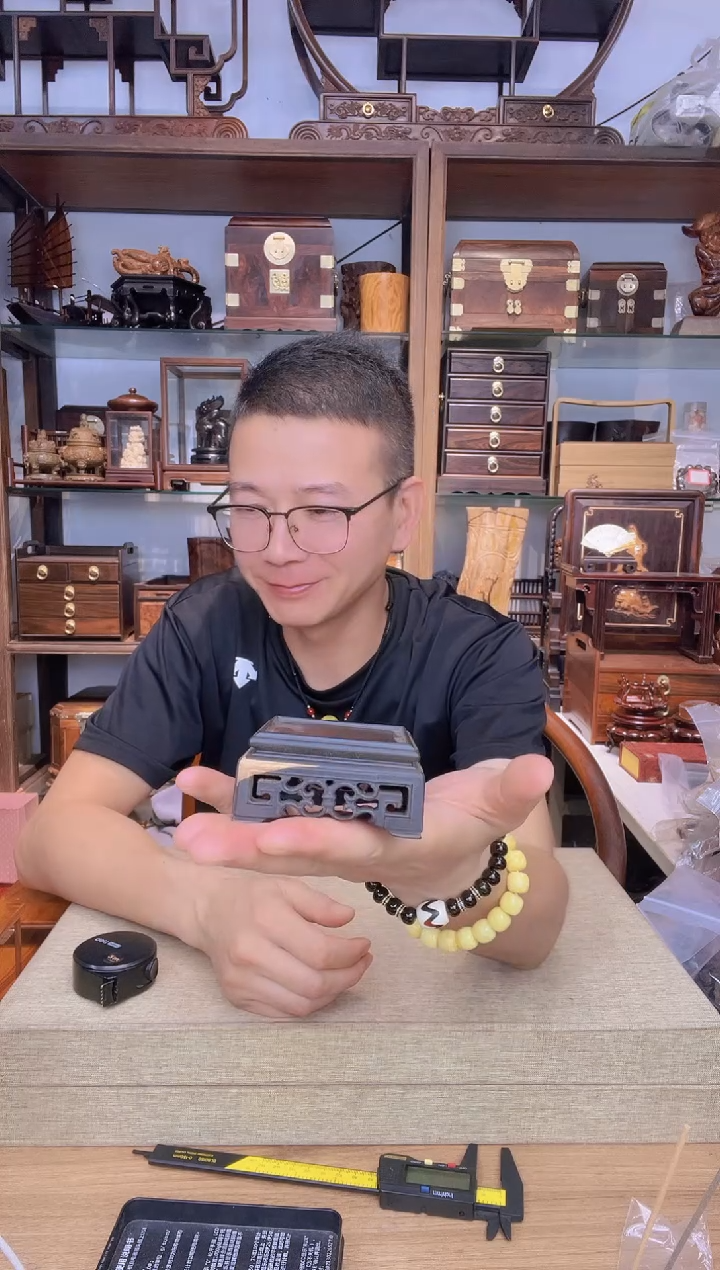 乌木类书架176紫光檀雕刻底座5*3.5 瑕疵