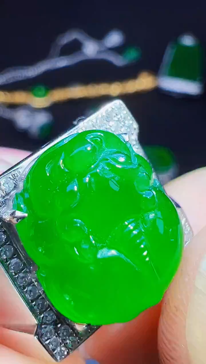 18K金镶嵌戒指翡翠狂***牛翡翠