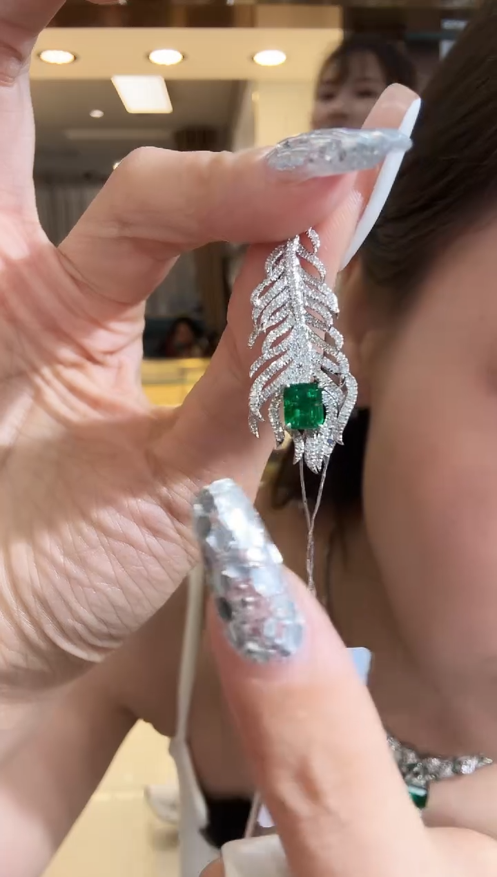 18K金镶嵌吊坠（不含链）祖母绿羽毛0.65ct