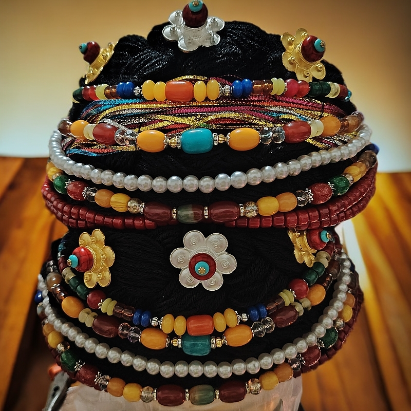 纯手工制作的普米头饰