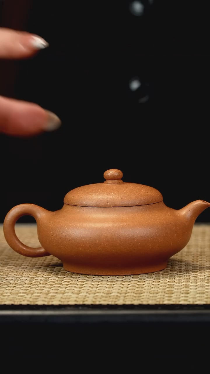 【闪购商品】紫砂茶壶黄降坡扁玉150c