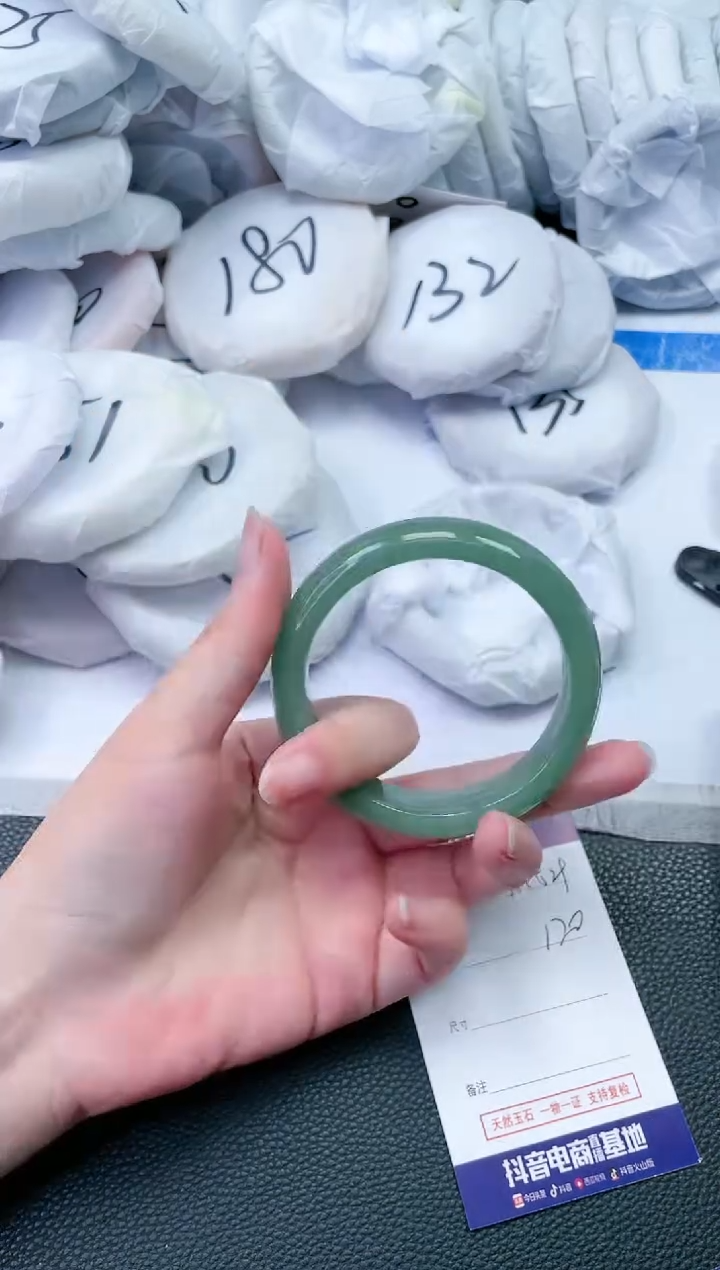 【闪购商品】石英质玉手镯未镶嵌M529