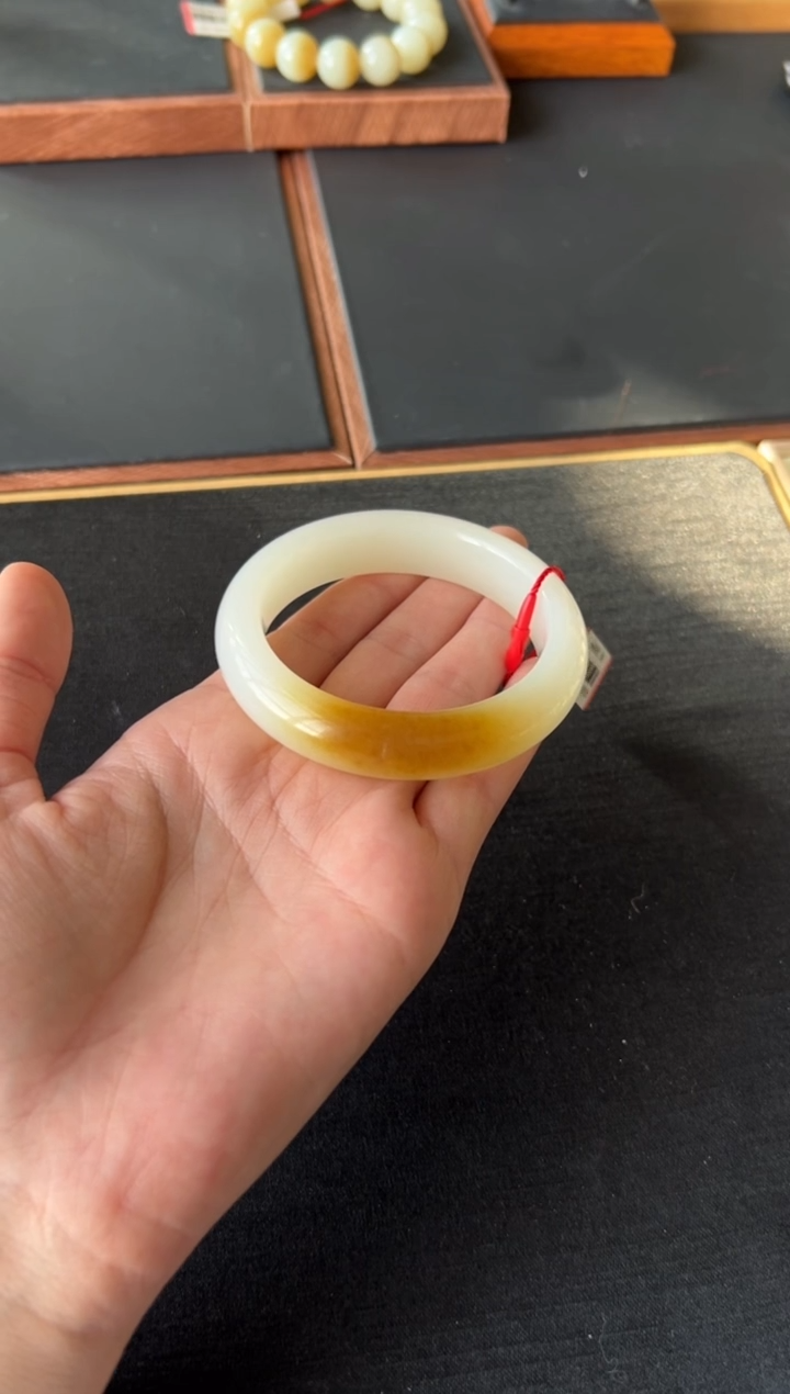【闪购商品】和田玉手镯未镶嵌且末微色差近矿2号矿56+