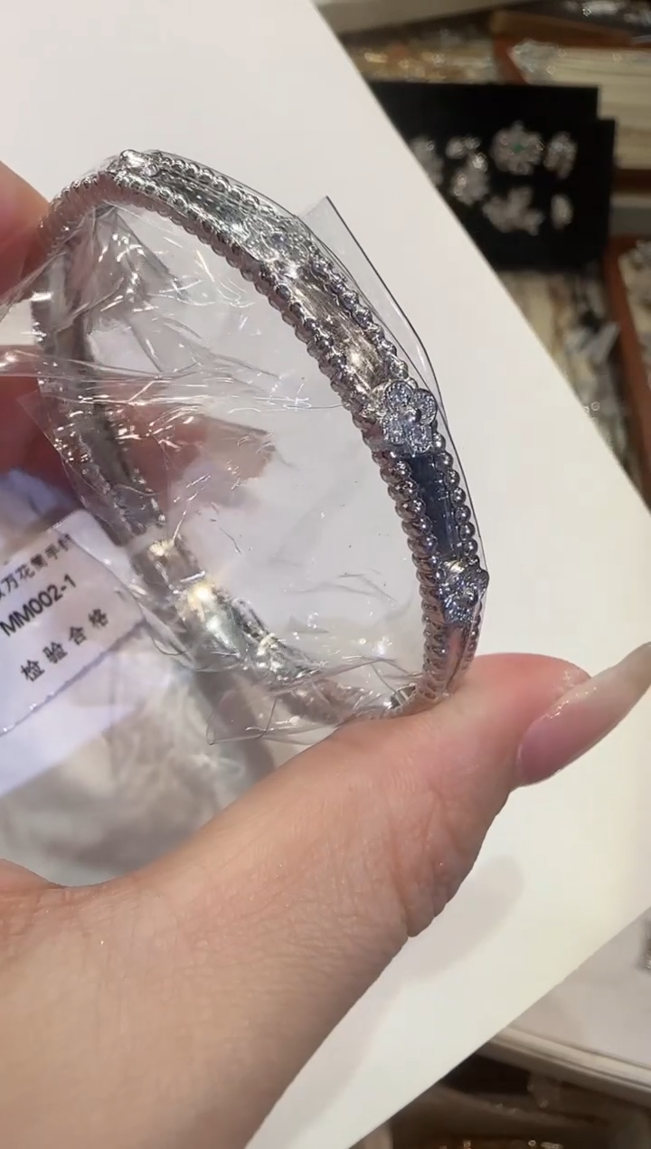 手镯18K金镶嵌钻石16#K白窄万花筒